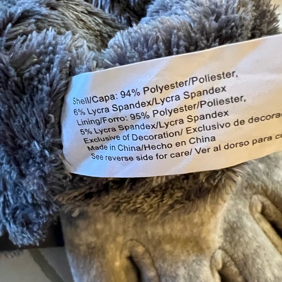 Isotoner Women's Fuzzy Gray Gloves - ONE SIZE FITS ALL - NEW-NEVER WORN - Picture 6 of 6